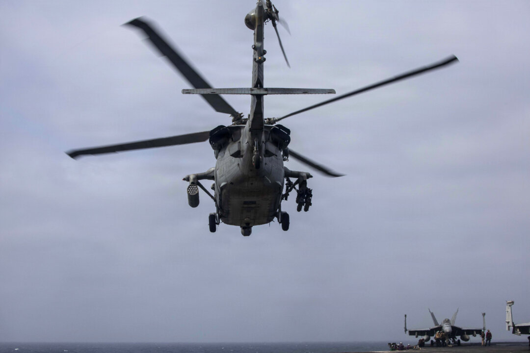 Вертолёт MH-60S Sea Hawk из состава 5-й эскадрильи морской авиации (HSC 5) взлетает с авианосца класса «Нимиц» USS George H.W. Bush (CVN 77) во время плавания в Аравийском море 16 июня 2026 года. (Фото ВМС США) | Epoch Times Media