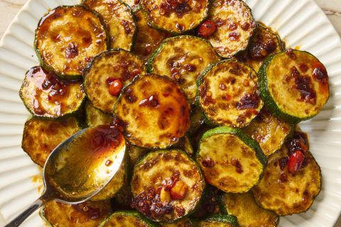 Простой соус чили делает обжаренные кабачки невероятно вкусными. (Алекс Лепе/TCA) | Epoch Times Media
