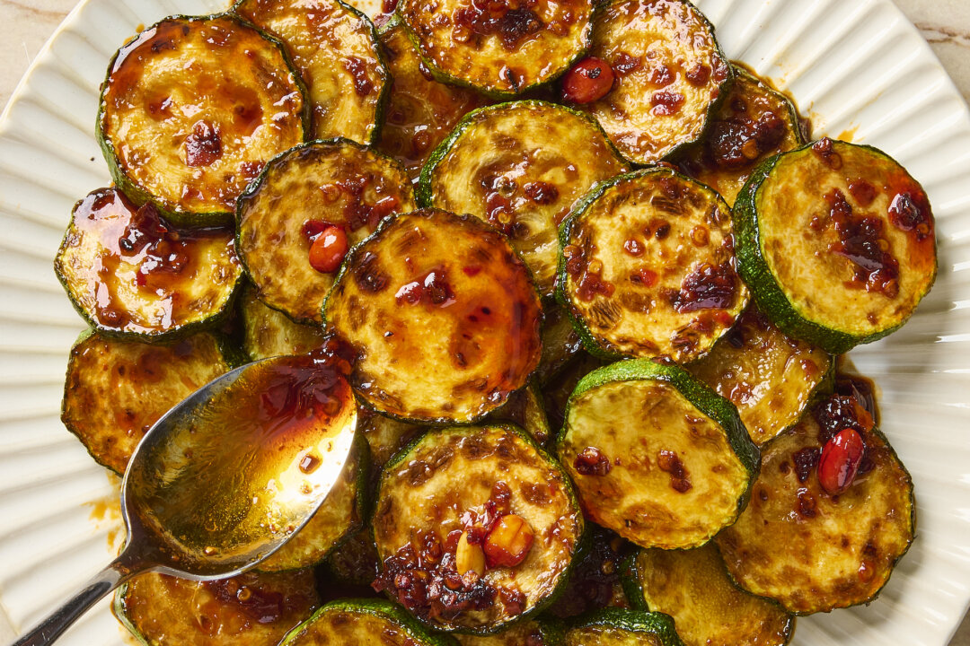 Простой соус чили делает обжаренные кабачки невероятно вкусными. (Алекс Лепе/TCA) | Epoch Times Media