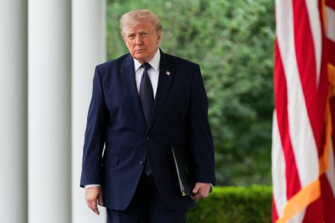 Президент Дональд Трамп прибывает на обед в Розовый сад Белого дома в Вашингтоне 6 июля 2026 года. (Фото: Джулия Демари Никхинсон/AP Photo) | Epoch Times Media