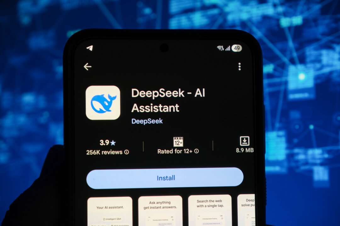 На этой иллюстрации на экране телефона отображается приложение DeepSeek. Компания Anthropic обвинила DeepSeek и других китайских разработчиков ИИ в попытке обучить свои модели с помощью чат-бота Claude. (Олексий Пюдсосонний/The Epoch Times)