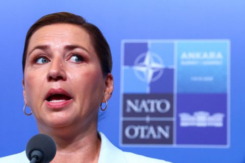 Премьер-министр Дании Метте Фредериксен беседует с журналистами на саммите НАТО в Анкаре, Турция, 8 июля 2026 года. (Ив Херман/Reuters) | Epoch Times Media