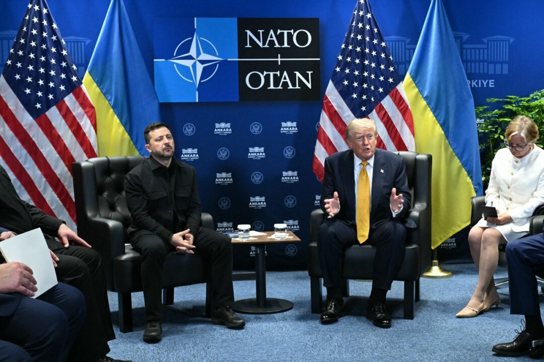 Президент Украины Владимир Зеленский (слева) встречается с президентом США Дональдом Трампом в кулуарах саммита НАТО в президентском комплексе Бештепе в Анкаре, Турция, 8 июля 2026 года. (Saul Loeb/AFP via Getty Images) | Epoch Times Media