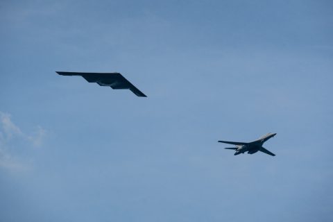 Бомбардировщик-невидимка B-2 (слева) и бомбардировщик B-1 Lancer совершают полет во время Международных военно-морских учений 250 в Нью-Йорке 4 июля 2026 года. (Самира Буау/The Epoch Times) | Epoch Times Media