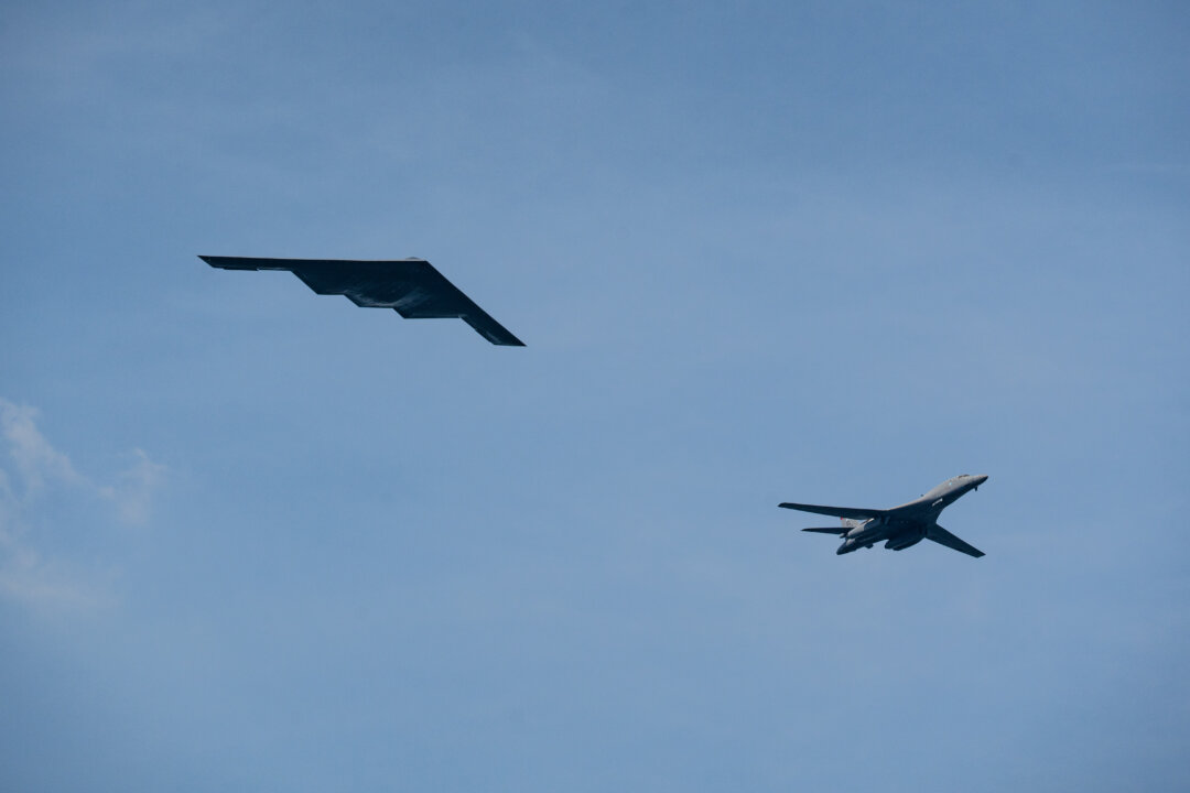 Бомбардировщик-невидимка B-2 (слева) и бомбардировщик B-1 Lancer совершают полет во время Международных военно-морских учений 250 в Нью-Йорке 4 июля 2026 года. (Самира Буау/The Epoch Times) | Epoch Times Media