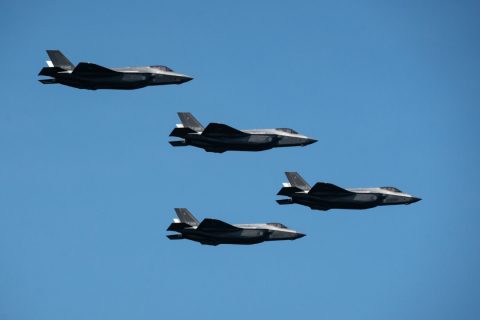 Сверхзвуковые истребители-невидимки F-35 Lightning II летят строем во время Международного военно-морского смотра 250 в Нью-Йорке 4 июля 2026 года. (Самира Буау/The Epoch Times) | Epoch Times Media