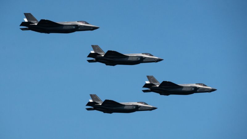 Сверхзвуковые истребители-невидимки F-35 Lightning II летят строем во время Международного военно-морского смотра 250 в Нью-Йорке 4 июля 2026 года. (Самира Буау/The Epoch Times)