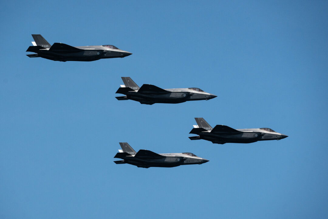 Сверхзвуковые истребители-невидимки F-35 Lightning II летят строем во время Международного военно-морского смотра 250 в Нью-Йорке 4 июля 2026 года. (Самира Буау/The Epoch Times) | Epoch Times Media