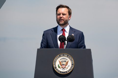 Вице-президент Джей Ди Вэнс выступает с речью на борту USS Kearsarge на Международном военно-морском смотре 250 в Нью-Йорке 4 июля 2026 года. (Samira Bouaou/The Epoch Times) | Epoch Times Media