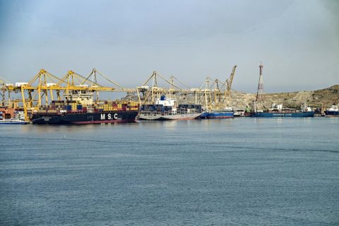 Корабли пришвартованы у пирса контейнерного терминала Хор-Факкан в Оманском заливе 19 июня 2026 года. (AFP via Getty Images) | Epoch Times Media