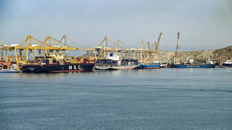 Корабли пришвартованы у пирса контейнерного терминала Хор-Факкан в Оманском заливе 19 июня 2026 года. (AFP via Getty Images)