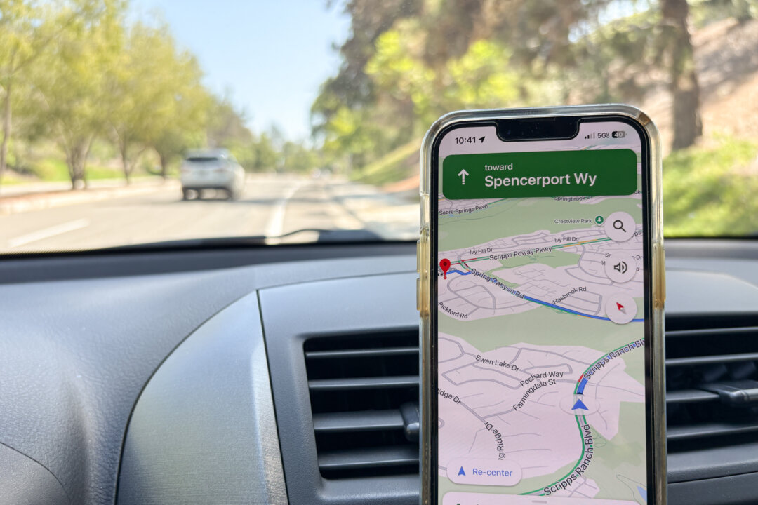 Водитель использует Google Maps на своем телефоне во время поездки по Сан-Диего, штат Калифорния, 10 июля 2026 года. (Джейн Янг/The Epoch Times) | Epoch Times Media