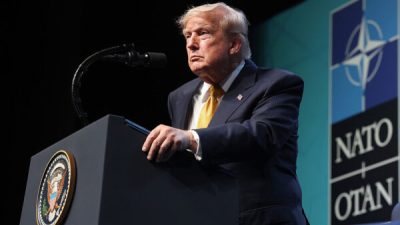 Трамп пригрозил нанести удар по Ирану после призывов к его убийству на похоронах Хаменеи
