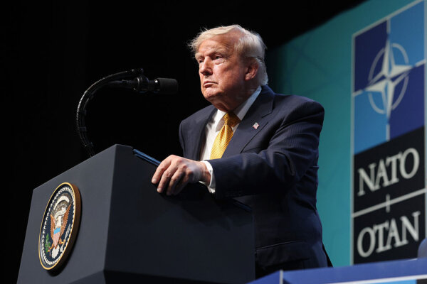 Трамп пригрозил нанести удар по Ирану после призывов к его убийству на похоронах Хаменеи