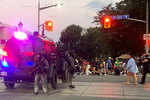 На фотографии, сделанной 11 июля 2026 года на фестивале Salsa on St. Clair в Торонто, видны автомобили оперативной группы и сотрудники полиции, участвовавшие в перестрелке. (Jorge Uzon/AFP via Getty Images) | Epoch Times Media