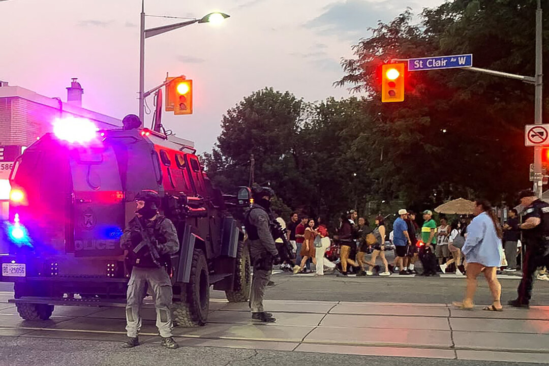 На фотографии, сделанной 11 июля 2026 года на фестивале Salsa on St. Clair в Торонто, видны автомобили оперативной группы и сотрудники полиции, участвовавшие в перестрелке. (Jorge Uzon/AFP via Getty Images) | Epoch Times Media