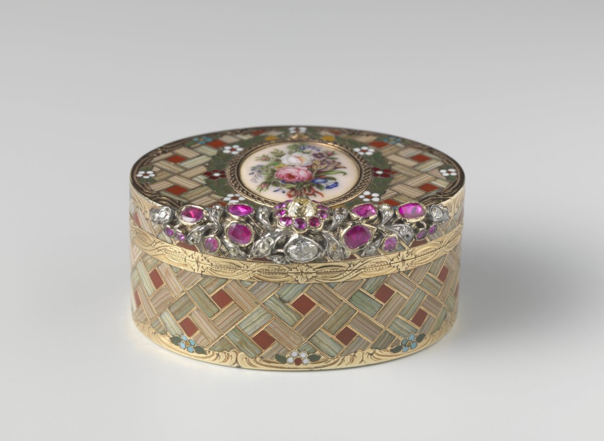 Табакерка, 1770 г., автор — Иоганн Кристиан Нойбер. Золото с инкрустацией из мозаики из полосатого агата и сердолика, эмаль, рубины и бриллианты; 1 3/8 дюйма на 2 1/2 дюйма на 2 дюйма. Рейксмузеум, Амстердам. (Общественное достояние)