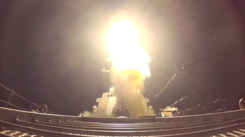 Кадр из видео, опубликованного 12 июля 2026 года, показывает выстрел снаряда во время американских ударов по Ирану. (Центральное командование США/Скриншот через The Epoch Times)