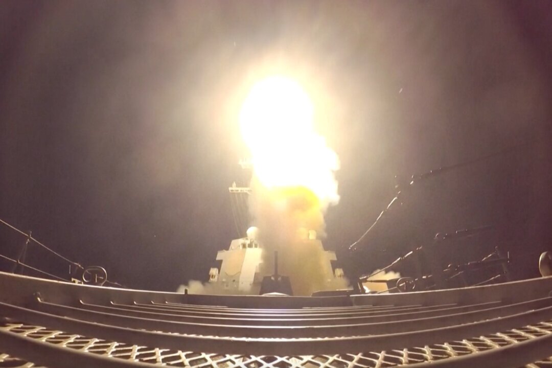 Кадр из видео, опубликованного 12 июля 2026 года, показывает выстрел снаряда во время американских ударов по Ирану. (Центральное командование США/Скриншот через The Epoch Times) | Epoch Times Media
