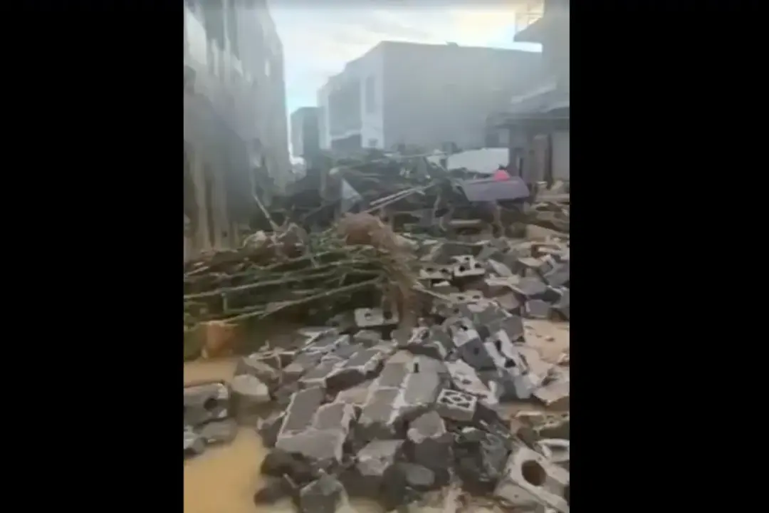 После того, как уровень воды в некоторых районах Гуанси на юге Китая снизился, некоторые жители начали возвращаться в свои дома, но 8 июля 2026 года обнаружили масштабные разрушения. (Скриншот видео предоставлен The Epoch Times) | Epoch Times Media