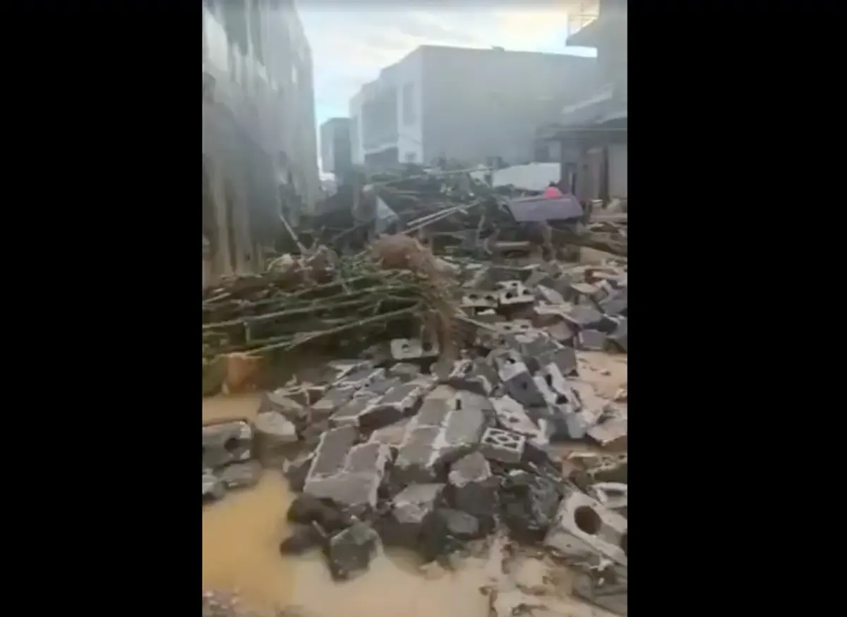 После спада уровня воды в некоторых районах провинции Гуанси на юге Китая некоторые жители начали возвращаться в свои дома, но обнаружили масштабные разрушения. Изображение от 8 июля 2026 года. (Скриншот видео предоставлен The Epoch Times)
