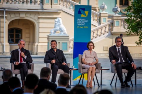 (Слева направо) Президент Албании Байрам Бегай, президент Украины Владимир Зеленский, президент Молдовы Майя Санду и президент Сербии Александр Вучич присутствуют на саммите в Киеве, Украина, 15 июля 2026 года. (Фото AP/Дэн Башаков) | Epoch Times Media