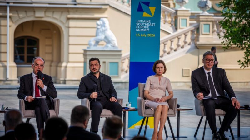 (Слева направо) Президент Албании Байрам Бегай, президент Украины Владимир Зеленский, президент Молдовы Майя Санду и президент Сербии Александр Вучич присутствуют на саммите в Киеве, Украина, 15 июля 2026 года. (Фото AP/Дэн Башаков)