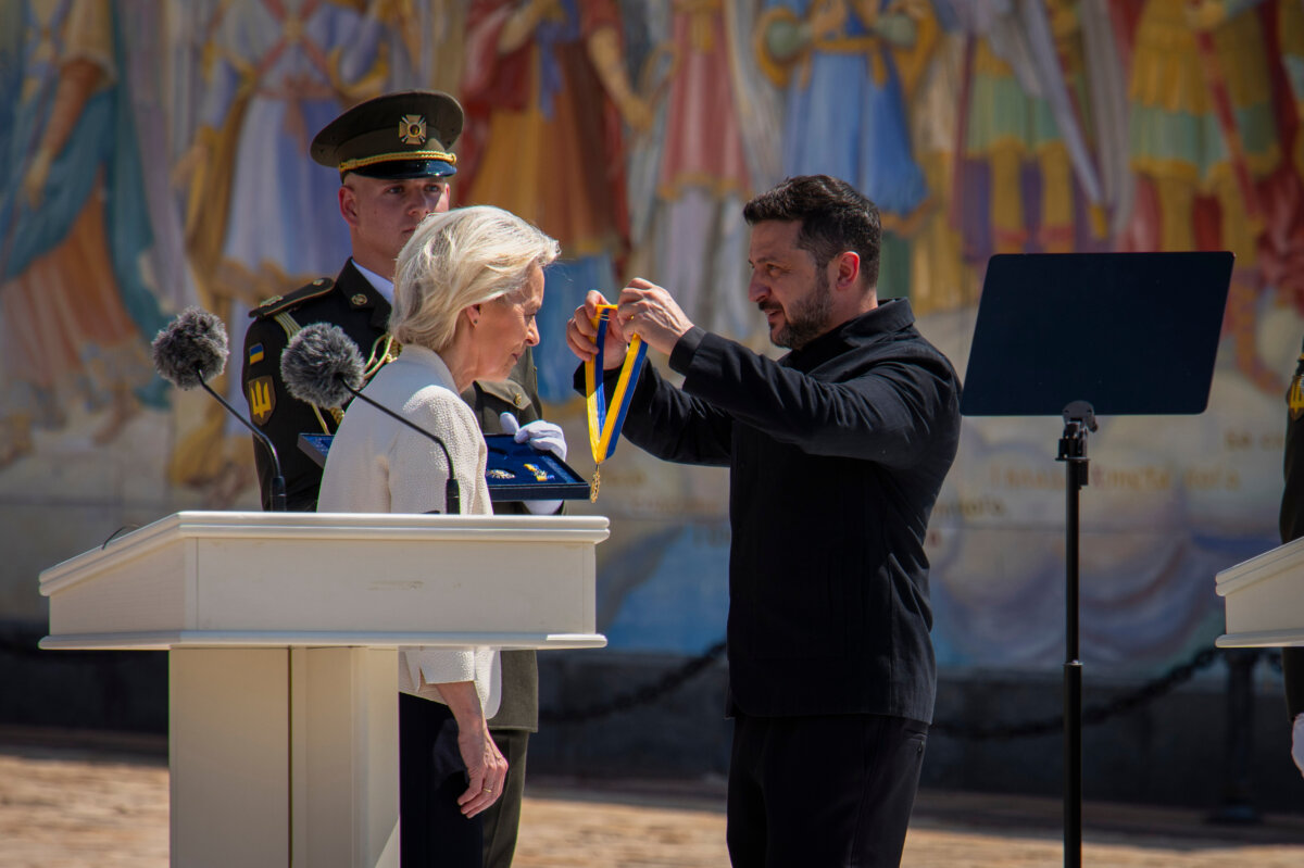 Президент Украины Владимир Зеленский (справа) награждает президента Европейской комиссии Урсулу фон дер Ляйен в Киеве, Украина, 15 июля 2026 года. (AP Photo/Dan Bashkov)