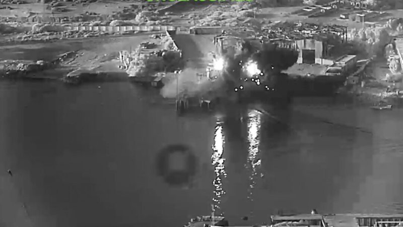 Американские морские дроны наносят удар по подводной лодке и объекту технического обслуживания кораблей в неуказанном районе Ирана 13 июля 2026 года. (Раздаточный материал Министерства обороны США / Getty Images)