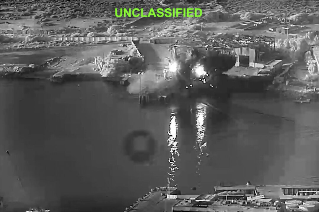 Американские морские дроны наносят удар по подводной лодке и объекту технического обслуживания кораблей в неуказанном районе Ирана 13 июля 2026 года. (Раздаточный материал Министерства обороны США / Getty Images) | Epoch Times Media