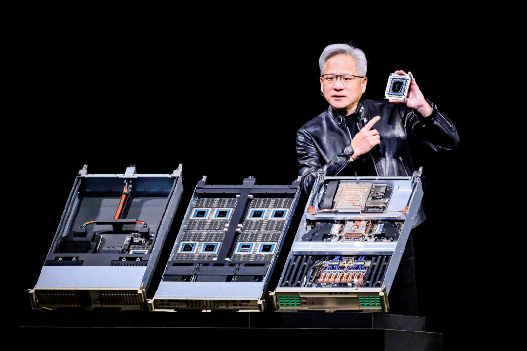 Генеральный директор Nvidia Дженсен Хуанг представляет Vera Rubin, платформу для центров обработки данных следующего поколения на основе искусственного интеллекта, и Rubin Ultra, архитектуру графических процессоров следующего поколения для ИИ, на ежегодной конференции разработчиков компании в Сан-Хосе, Калифорния, 16 марта 2026 года. Почти половина американцев регулярно используют тот или иной чат-бот на основе ИИ. (Джош Эдельсон/AFP через Getty Images)