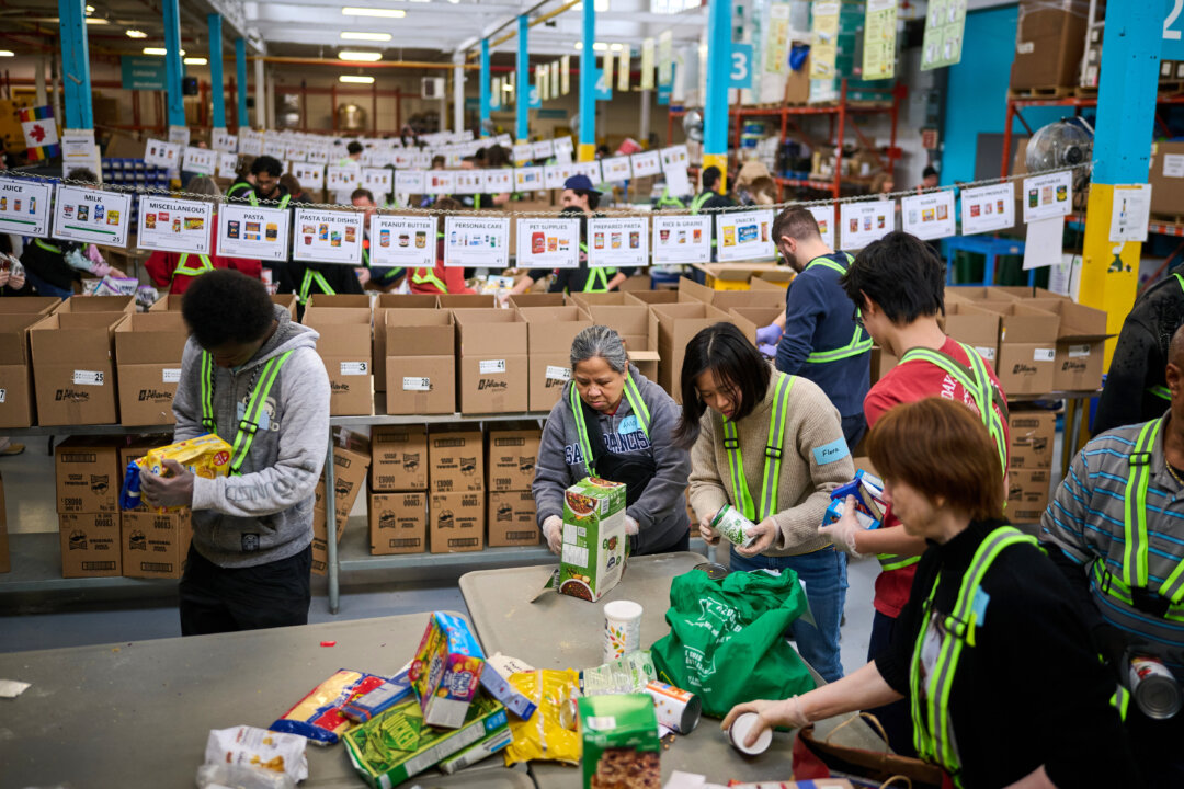 4 апреля 2026 года волонтеры сортируют и упаковывают пожертвованные продукты питания на весенней общественной акции по сортировке продуктов питания, организованной благотворительной организацией Daily Bread Food Bank в Торонто. (Canadian Press/Sammy Kogan) | Epoch Times Media