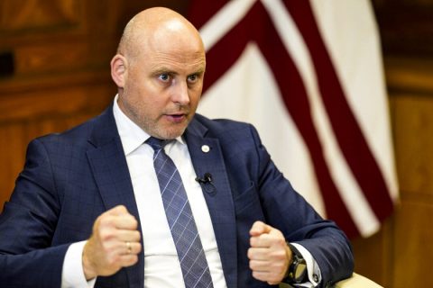 Премьер-министр Латвии Андрис Кулбергс жестикулирует, выступая перед СМИ в Риге, Латвия, 16 июля 2026 года. (Ints Kalnins/Reuters) | Epoch Times Media