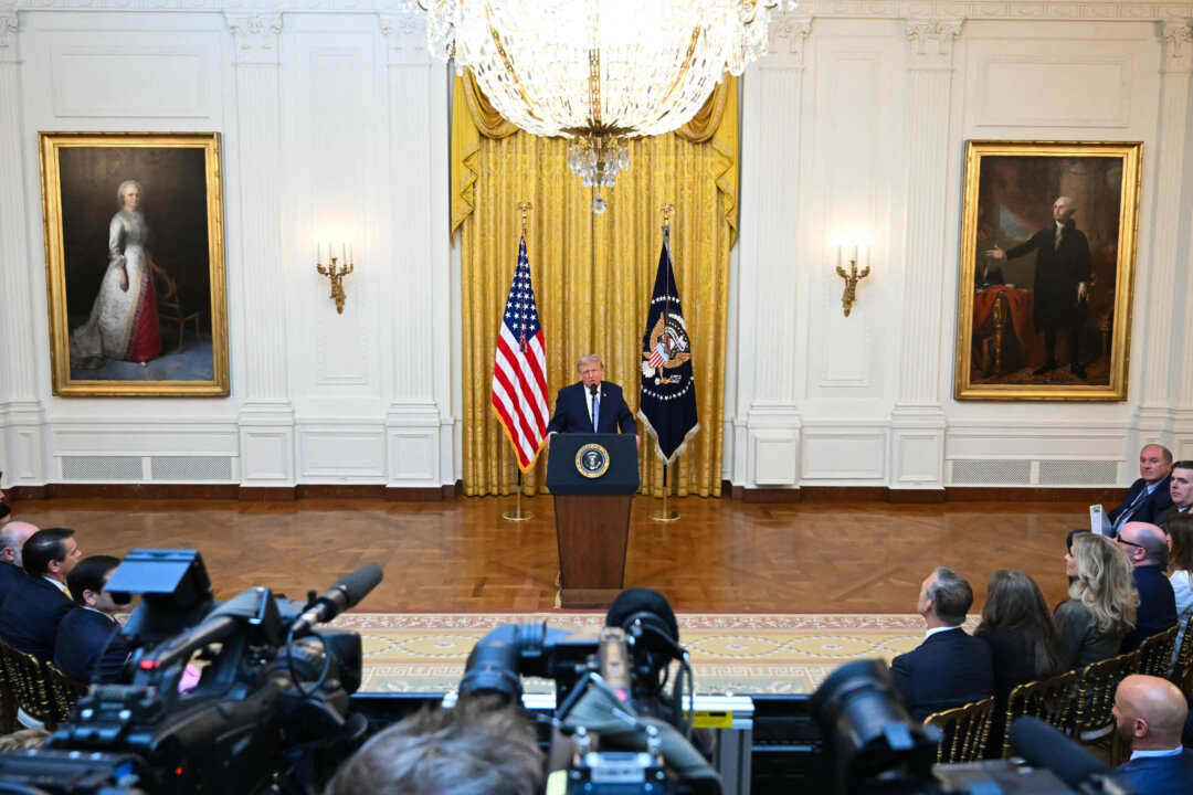 Президент Дональд Трамп обращается к нации из Восточного зала Белого дома в Вашингтоне 16 июля 2026 года. В своем обращении в прайм-тайм Трамп объявил о рассекречивании информации, которая, по его словам, раскрывает масштабный взлом Китаем данных американских избирателей и незаконное получение 220 миллионов файлов избирателей США. (Saul Loeb/pool/AFP via Getty Images) | Epoch Times Media