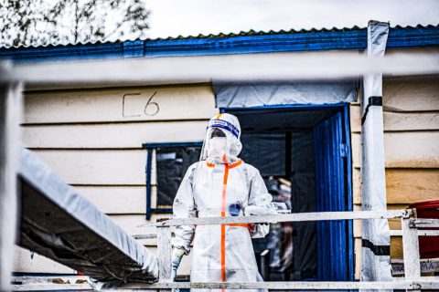 Врач в центре лечения лихорадки Эбола в Буниа, Конго, 13 июля 2026 года. (Benediction Murhabazi/AFP via Getty Images) | Epoch Times Media