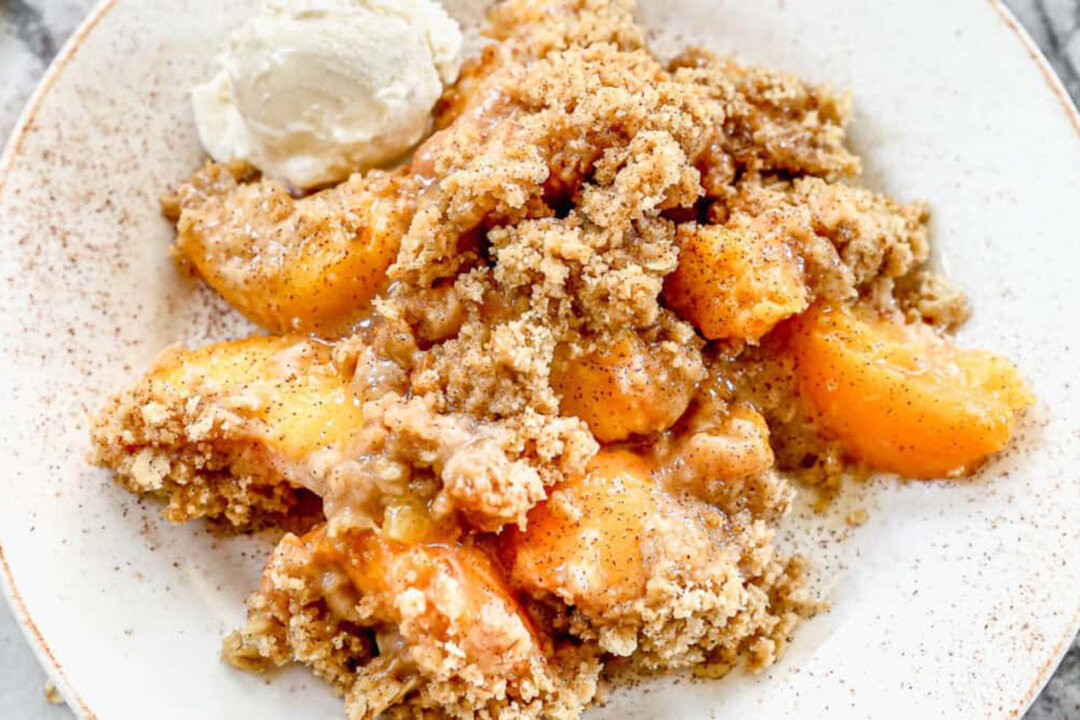 Лучший домашний пирог «Peach Crisp» со свежими летними персиками и хрустящей овсяной посыпкой с корицей. Готовится легко, а в теплом виде с ванильным мороженым он просто неотразим. (Лорен Аллен) | Epoch Times Media