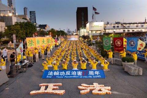 20 июля 2026 года практикующие Фалуньгун принимают участие в акции памяти в Нью-Йорке, приуроченной к 27-й годовщине преследования Фалуньгун со стороны Коммунистической партии Китая в Китае. (Дай Бин/The Epoch Times) | Epoch Times Media
