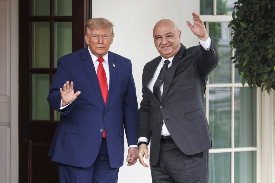 Президент Дональд Трамп (слева) приветствует президента Ливана Жозефа Ауна по прибытии того в Белый дом в Вашингтоне 21 июля 2026 года. Аун посещает Белый дом в последний день своего четырёхдневного визита в Вашингтон, чтобы обсудить конфликт между Израилем и «Хезболлой» на фоне того, как израильские вооружённые силы приступают к первому ограниченному выводу войск из Ливана в соответствии с соглашением, заключённым в прошлом месяце при посредничестве США. (Кевин Дитч/Getty Images) | Epoch Times Media