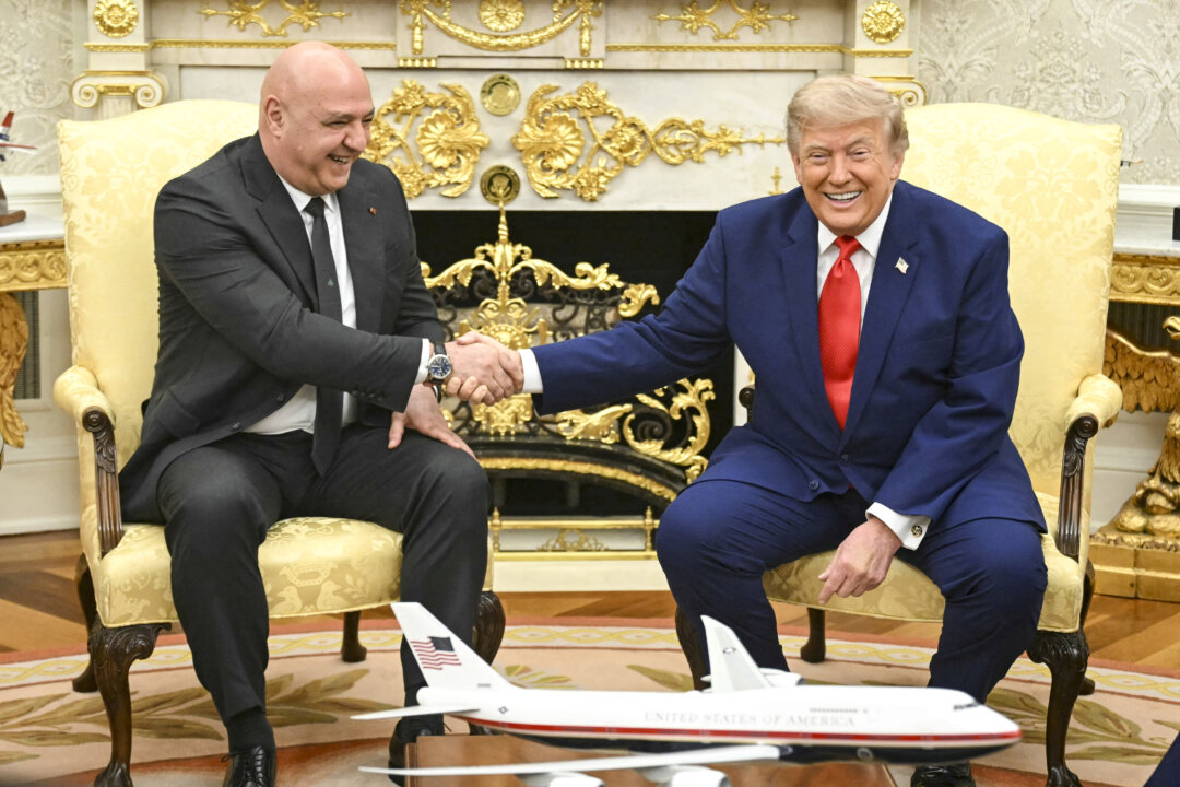 Президент Дональд Трамп пожимает руку президенту Ливана Жозефу Ауну в Овальном кабинете Белого дома в Вашингтоне 21 июля 2026 года. (Саул Лоб / AFP via Getty Images) | Epoch Times Media