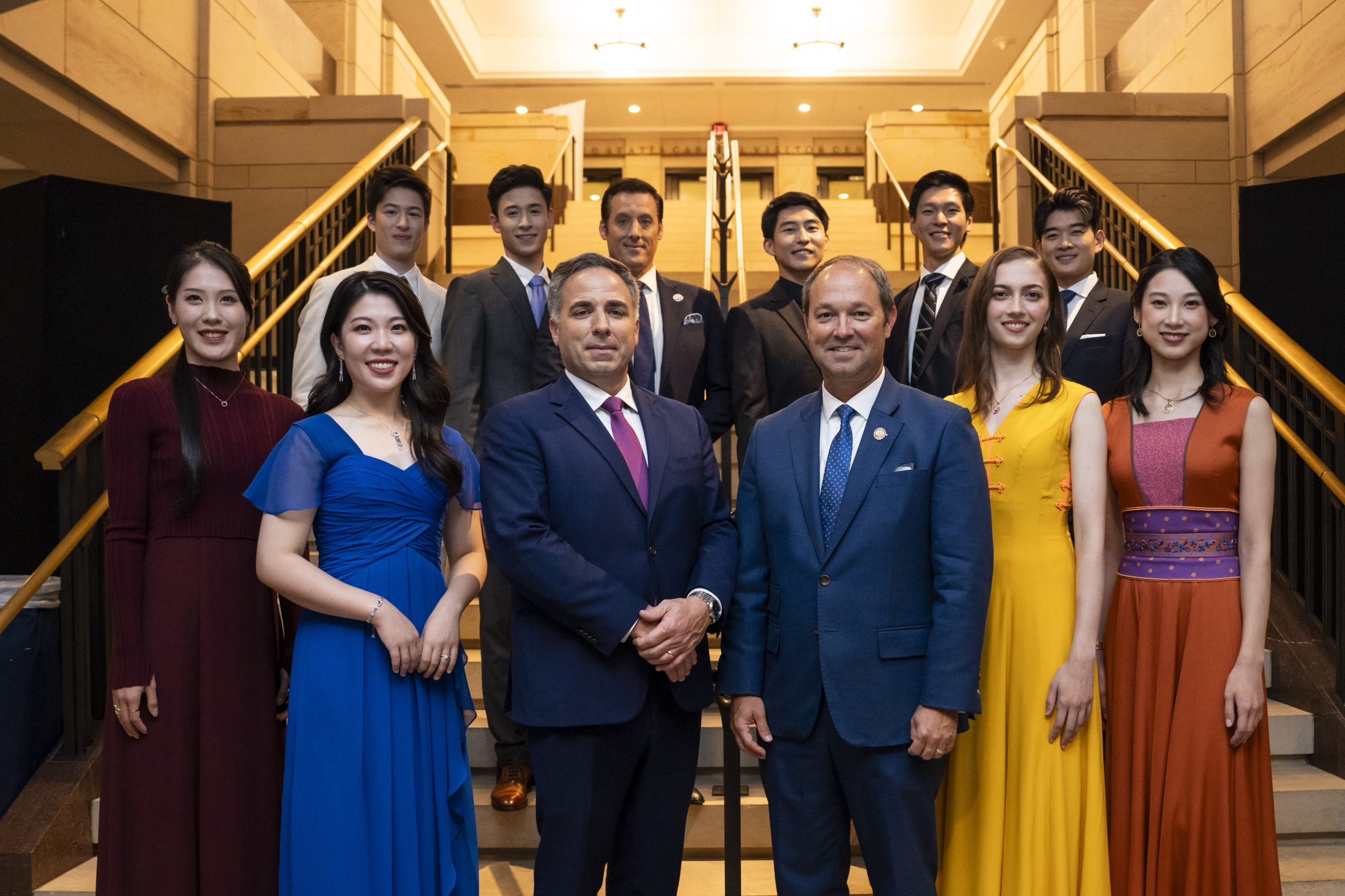(Спереди слева направо) Художники Shen Yun Эмили Пан, Рэйчел Чен, Лилиан Паркер и Анджела Лин; (сзади слева направо) Джесси Броуд, Лукас Броуд, Лишай Лемиш, Джисунг Ким, Джаред Рен и Уильям Ли. Все они присутствовали на специальном показе документального фильма «Несломленный: Нерассказанная история Shen Yun» в Капитолии США 22 июля 2026 года. (Мадалина Килрой/The Epoch Times)
