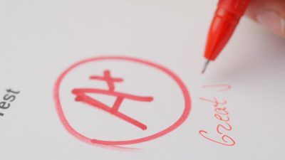 Сейчас половина учеников получает пятёрки, но реальные результаты снижаются