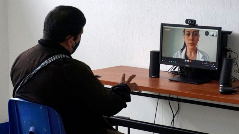 Пациент проводит виртуальную медицинскую консультацию в лагере для больных респираторными заболеваниями в городе Гватемала, 23 июля 2020 года. (Johan Ordonez/AFP via Getty Images)