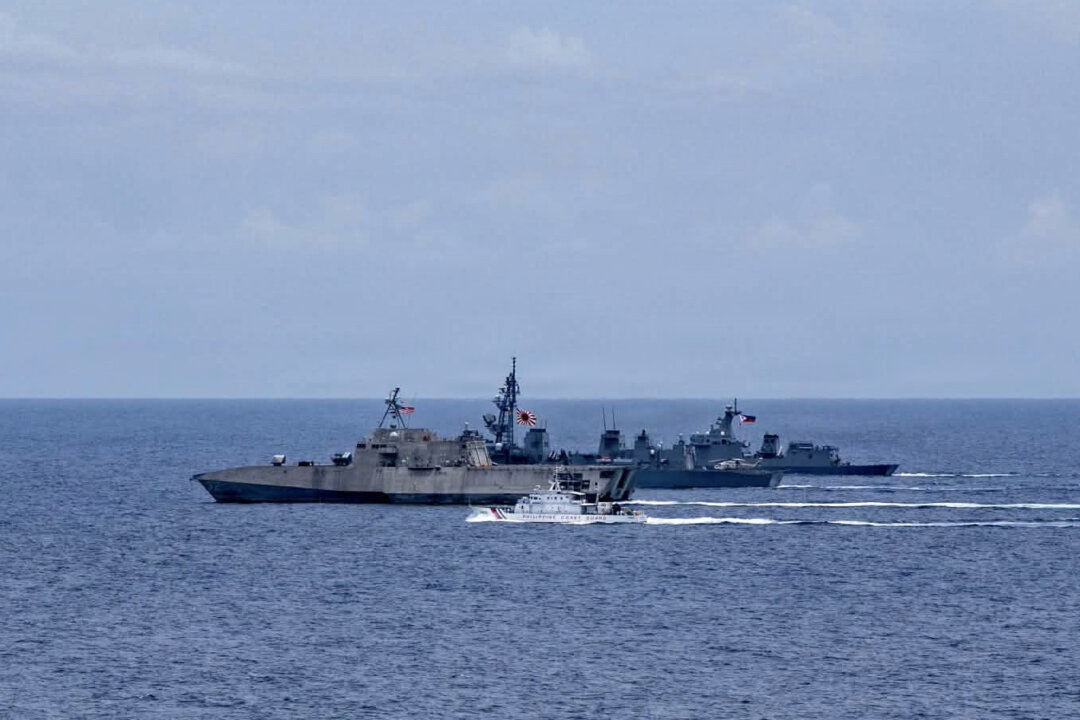 Прибрежный боевой корабль класса «Independence» USS «Santa Barbara» (LCS 32), второй слева направо, идёт в строю вместе с патрульным судном класса «Parola» филиппинской береговой охраны BRP «Malabrigo» (MRRV 4402), впереди — эсминец класса «Мурасаме» Сил морской самообороны Японии «Юдачи» (DD 103), третий слева направо, и ракетный фрегат класса «Хосе Ризал» BRP «Антонио Луна» (FFG 15), идущий сзади, в ходе многосторонней морской совместной операции (MCA) в исключительной экономической зоне Филиппин 24 июля 2026 года. (Фотография специалиста по массовым коммуникациям 2-го класса Кейлена Маккатчена / ВМС США) | Epoch Times Media