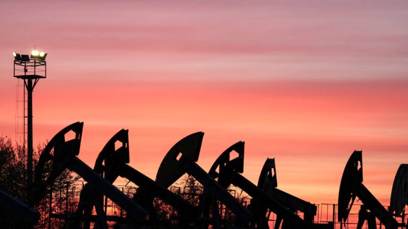 21 апреля 2026 года над нефтяными вышками на нефтяном месторождении Айранколь, эксплуатируемом компанией «Каспий Нефть» в Атырауской области (Казахстан), сияют облака на фоне заката. (Павел Михеев/Reuters)