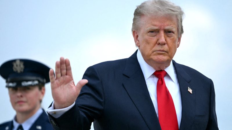 Президент Дональд Трамп машет рукой, садясь на борт самолета «Эйр Форс Один» на базе Эндрюс в штате Мэриленд 27 июля 2026 года. (Брендан Смиаловски/AFP через Getty Images)