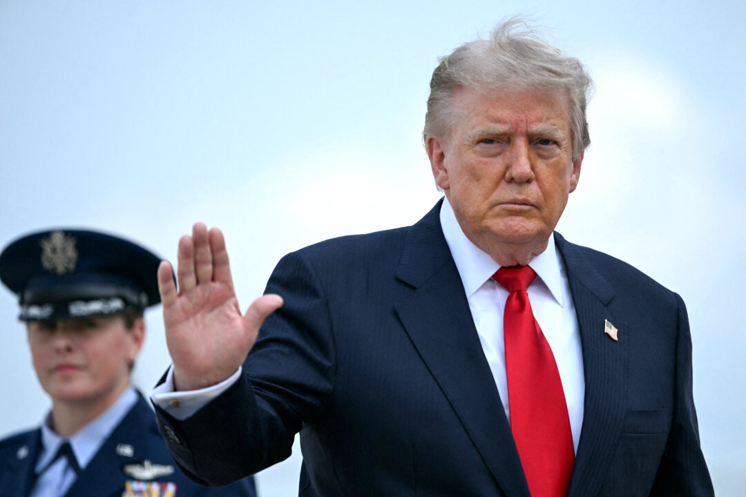 Президент Дональд Трамп машет рукой, садясь на борт самолета «Эйр Форс Один» на базе Эндрюс в штате Мэриленд 27 июля 2026 года. (Брендан Смиаловски/AFP через Getty Images) | Epoch Times Media