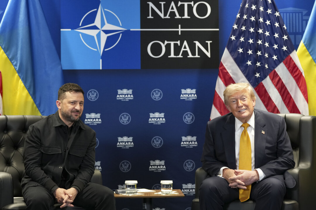 Президент Дональд Трамп встречается с президентом Украины Владимиром Зеленским на полях саммита НАТО в Анкаре, Турция, 8 июля 2026 года. (Фото AP/Алекс Брэндон) | Epoch Times Media