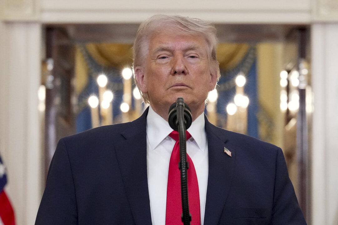 Президент Дональд Трамп делает паузу, заканчивая свою речь о войне с Ираном в Крестовом зале Белого дома 1 апреля 2026 года. (Алекс Брэндон-Пул/Getty Images) | Epoch Times Media
