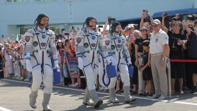 Россия отправила на МКС двух космонавтов и астронавта из США