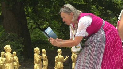 Сад в Зальцбурге украсили 300 статуэток Моцарта